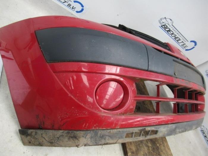 Front bumper from a Renault Clio II (BB/CB) 1.2 2005