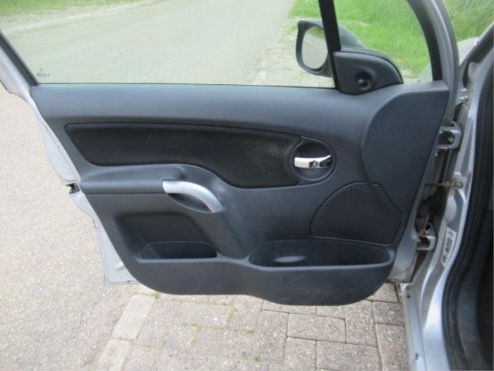 Szyba drzwi lewych przednich wersja 4-drzwiowa z Citroën C3 (FC/FL/FT) 1.4 2004