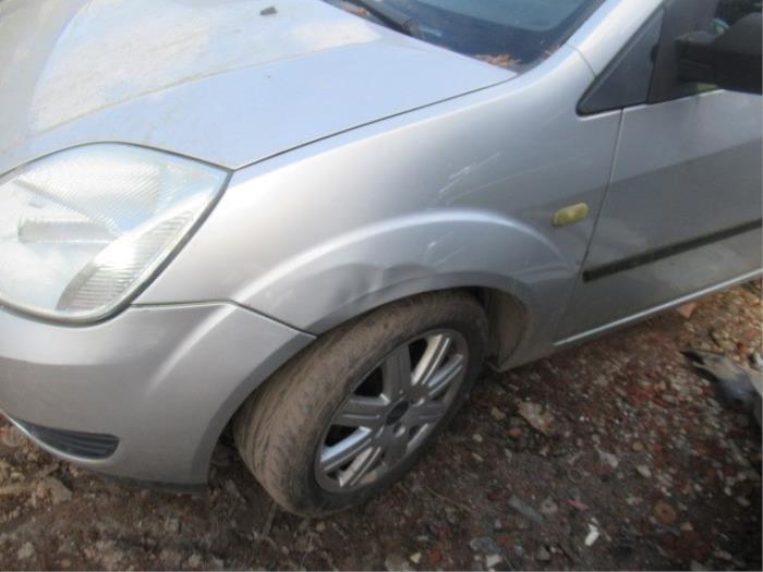 Clignotant protection avant gauche d'un Ford Fiesta 5 (JD/JH) 1.3 2005