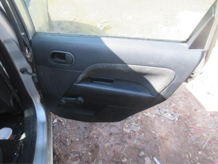 Tapicerka drzwi prawych tylnych wersja 4-drzwiowa z Ford Fiesta 5 (JD/JH) 1.3 2005