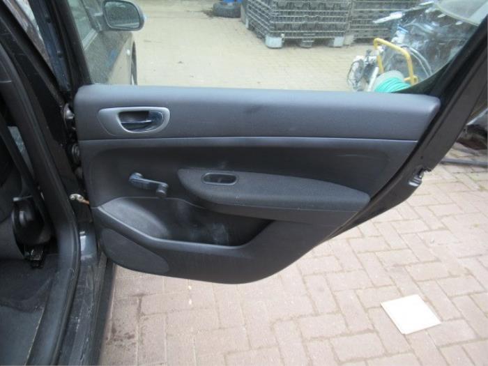 Tapizado de puerta de 4 puertas derecha delante de un Peugeot 307 (3A/C/D) 1.4 2002