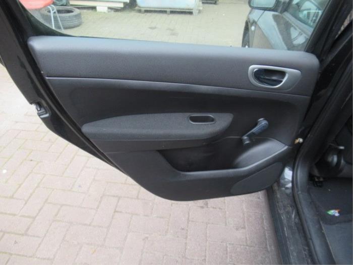 Tapicerka drzwi prawych tylnych wersja 4-drzwiowa z Peugeot 307 (3A/C/D) 1.4 2002