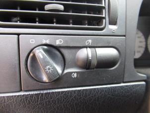 Usados Interruptor de luz Volkswagen Golf III Variant (1H5) 1.8 Precio € 25,00 Norma de margen ofrecido por Boekholt autodemontage B.V