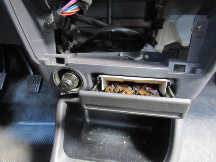 Front ashtray from a Daihatsu Gran Move 1.6 16V 2001