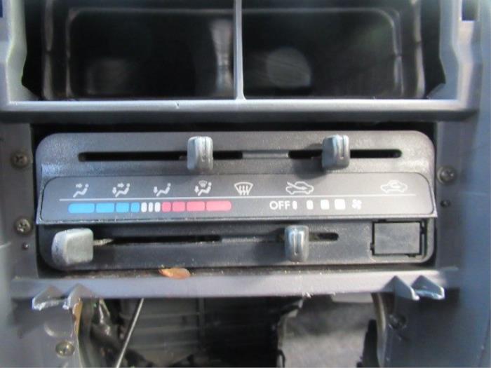 Panel de control de calefacción de un Daihatsu Gran Move 1.6 16V 2001