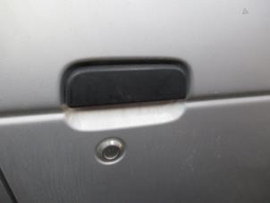 Używane Uchwyt drzwi prawych tylnych wersja 4-drzwiowa Daihatsu Gran Move 1.6 16V Cena € 20,00 Procedura marży oferowane przez Boekholt autodemontage B.V