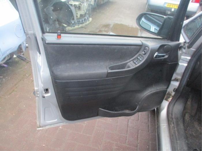 Dreieckfenster links vorne van een Opel Zafira (F75) 1.8 16V 2002