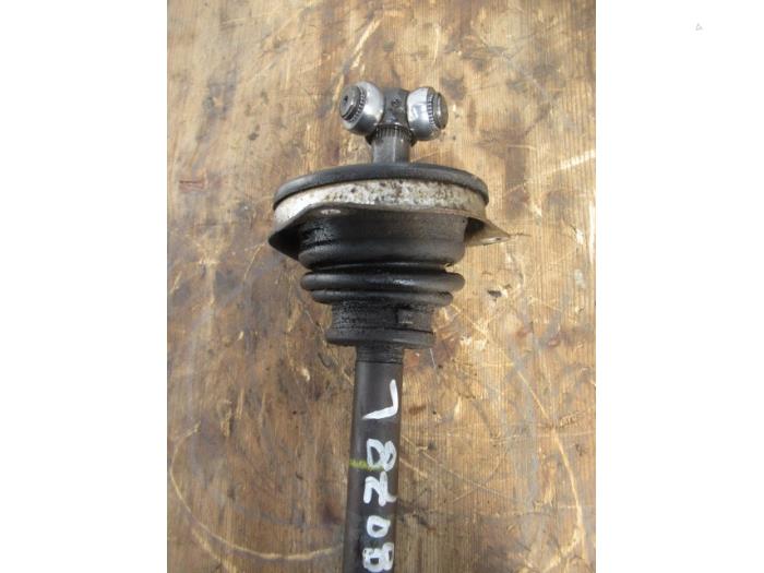 Front drive shaft, left from a Renault Clio II (BB/CB) 1.4 1999