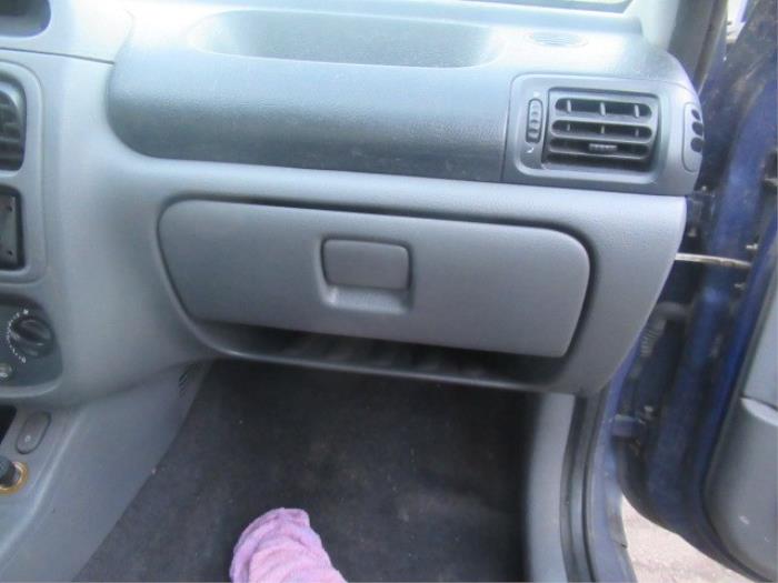 Glovebox from a Renault Clio II (BB/CB) 1.4 1999