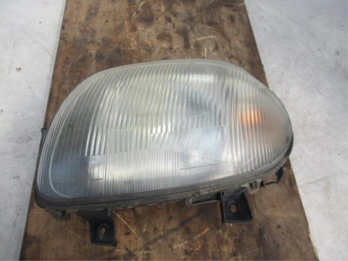 Headlight, left from a Renault Clio II (BB/CB) 1.4 1999