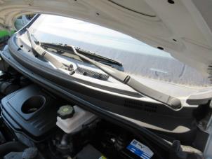 Używane Dzwignia pokrywy silnika Hyundai H-300 2.5 CRDi Cena € 20,00 Procedura marży oferowane przez Boekholt autodemontage B.V