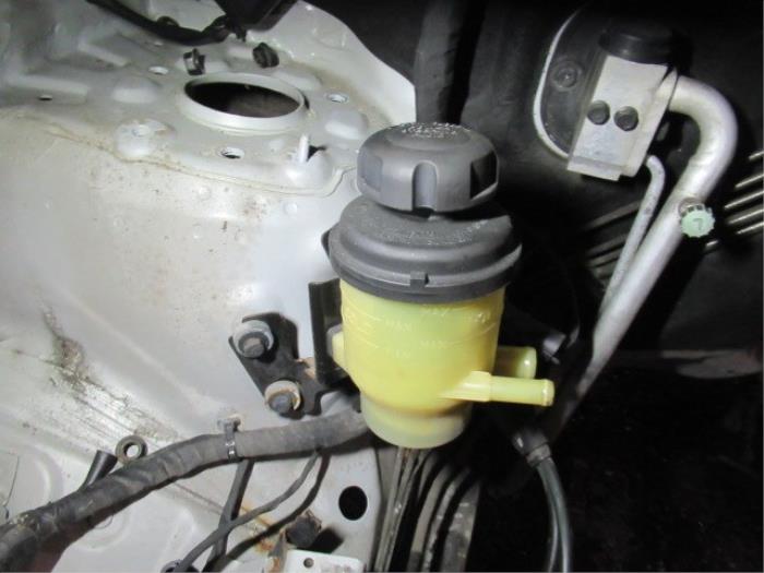 Begagnade Styrservotank Hyundai H-300 2.5 CRDi Pris € 25,00 Marginaltabell erbjuds av Boekholt autodemontage B.V