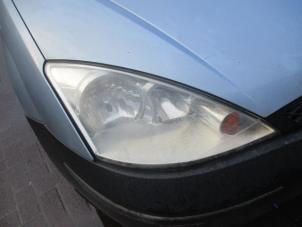Używane Reflektor prawy Ford Focus 1 Wagon 1.6 16V Cena € 35,00 Procedura marży oferowane przez Boekholt autodemontage B.V
