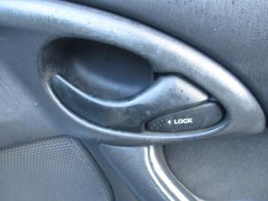 Używane Uchwyt drzwi lewych przednich wersja 4-drzwiowa Ford Focus 1 Wagon 1.6 16V Cena € 20,00 Procedura marży oferowane przez Boekholt autodemontage B.V