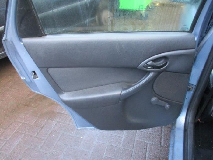 Türverkleidung 4-türig rechts vorne van een Ford Focus 1 Wagon 1.6 16V 2004