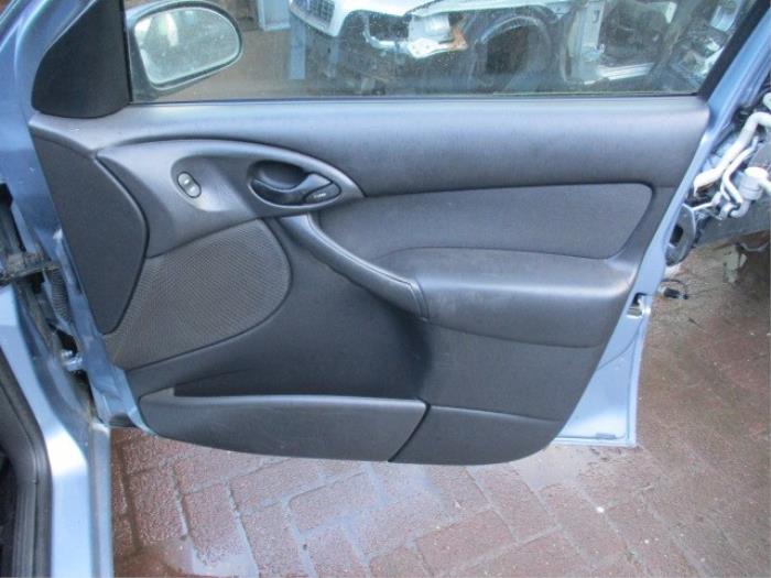 Türverkleidung 4-türig rechts vorne van een Ford Focus 1 Wagon 1.6 16V 2004