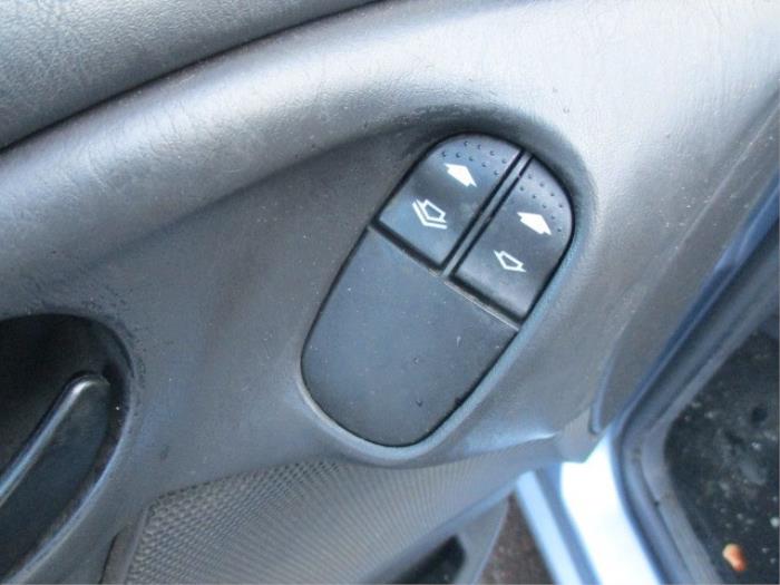 Interruptor de retrovisor de un Ford Focus 1 Wagon 1.6 16V 2004