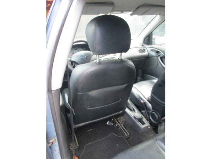 Lengüeta de cinturón de seguridad derecha detrás de un Ford Focus 1 Wagon 1.6 16V 2004