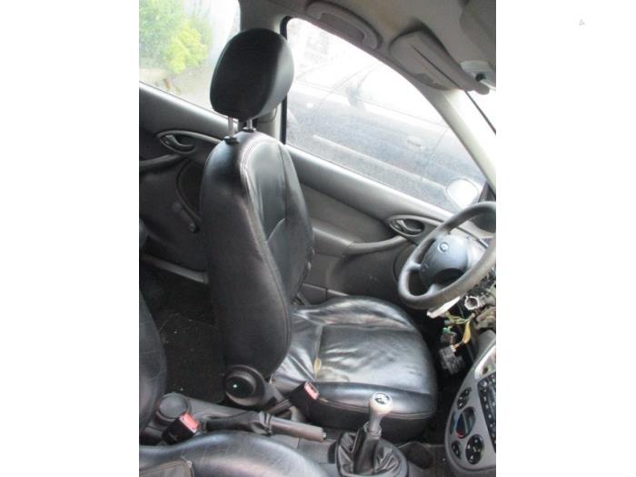 Lengüeta de cinturón de seguridad centro detrás de un Ford Focus 1 Wagon 1.6 16V 2004