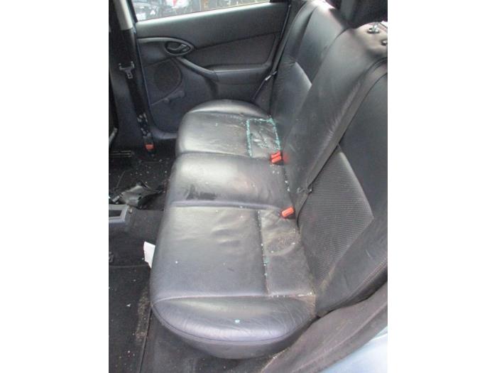 Lengüeta de cinturón de seguridad centro detrás de un Ford Focus 1 Wagon 1.6 16V 2004