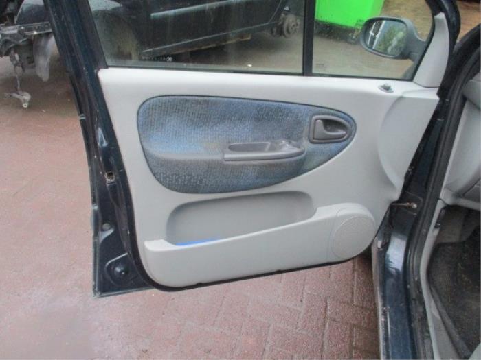 Tapicerka drzwi lewych przednich wersja 4-drzwiowa z Renault Scénic I (JA) 1.6 16V 2002