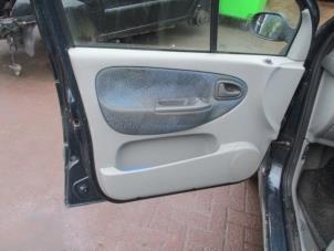 Używane Tapicerka drzwi lewych przednich wersja 4-drzwiowa Renault Scénic I (JA) 1.6 16V Cena € 45,00 Procedura marży oferowane przez Boekholt autodemontage B.V