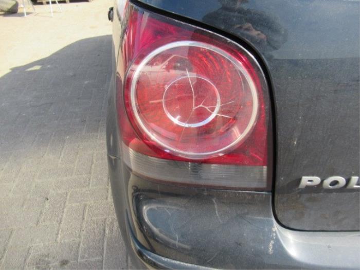Taillight, left from a Volkswagen Polo IV (9N1/2/3) 1.4 TDI 70 2006
