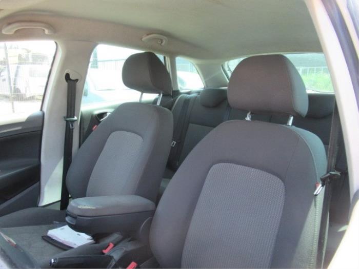 Headrest from a Seat Ibiza ST (6J8) 1.2 TDI Ecomotive 2010
