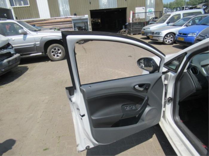 Tapizado de puerta de 4 puertas izquierda delante de un Seat Ibiza ST (6J8) 1.2 TDI Ecomotive 2010