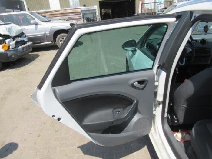 Uszczelka drzwi lewych tylnych wersja 4-drzwiowa z Seat Ibiza ST (6J8) 1.2 TDI Ecomotive 2010