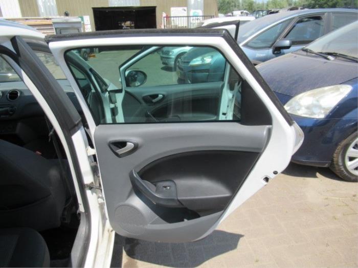 Szyba drzwi prawych tylnych wersja 4-drzwiowa z Seat Ibiza ST (6J8) 1.2 TDI Ecomotive 2010