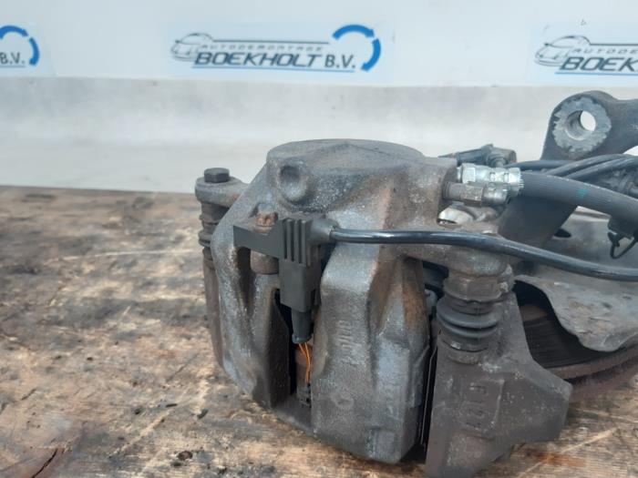 Front brake calliper, left from a Mercedes-Benz B (W245,242) 1.7 B-170 16V 2005