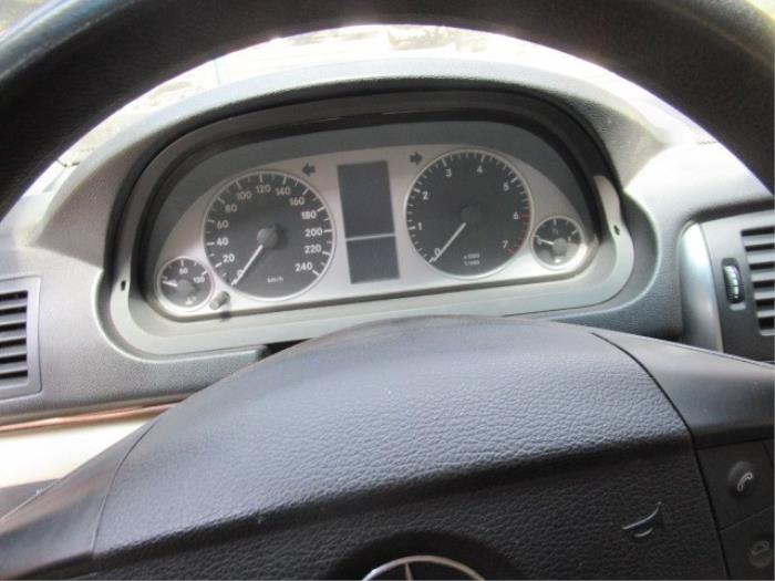 Instrument panel from a Mercedes-Benz B (W245,242) 1.7 B-170 16V 2005