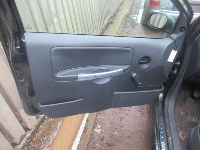 Tapizado de puerta de 2 puertas izquierda de un Citroën C2 (JM) 1.1 2004