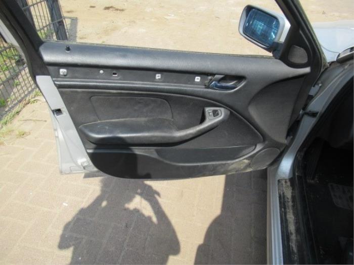 Airbag de puerta 4 puertas izquierda delante de un BMW 3 serie Touring (E46/3) 318i 16V 2002