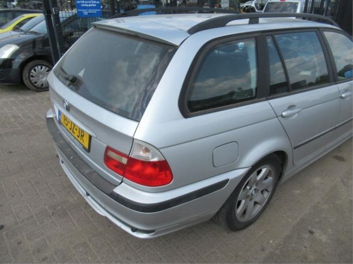 Ventanilla adicional de 4 puertas derecha detrás de un BMW 3 serie Touring (E46/3) 318i 16V 2002