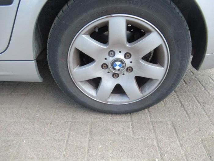 Wheel cover set from a BMW 3 serie Touring (E46/3) 318i 16V 2002