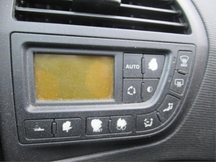 Używane Panel climatronic Citroen C4 Picasso (UD/UE/UF) 1.6 16V VTi 120 Cena € 40,00 Procedura marży oferowane przez Boekholt autodemontage B.V