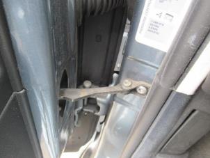 Używane Ogranicznik drzwi lewych przednich wersja 4-drzwiowa Citroen C4 Picasso (UD/UE/UF) 1.6 16V VTi 120 Cena € 20,00 Procedura marży oferowane przez Boekholt autodemontage B.V