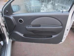 Używane Szyba drzwi prawych wersja 2-drzwiowa Chevrolet Kalos (SF48) 1.2 Cena € 40,00 Procedura marży oferowane przez Boekholt autodemontage B.V