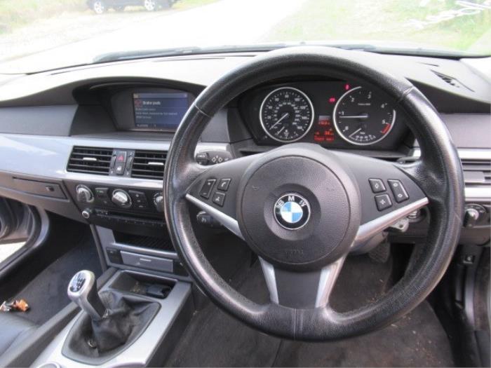 Steering wheel from a BMW 5 serie (E60) 520d 16V Edition Fleet 2009