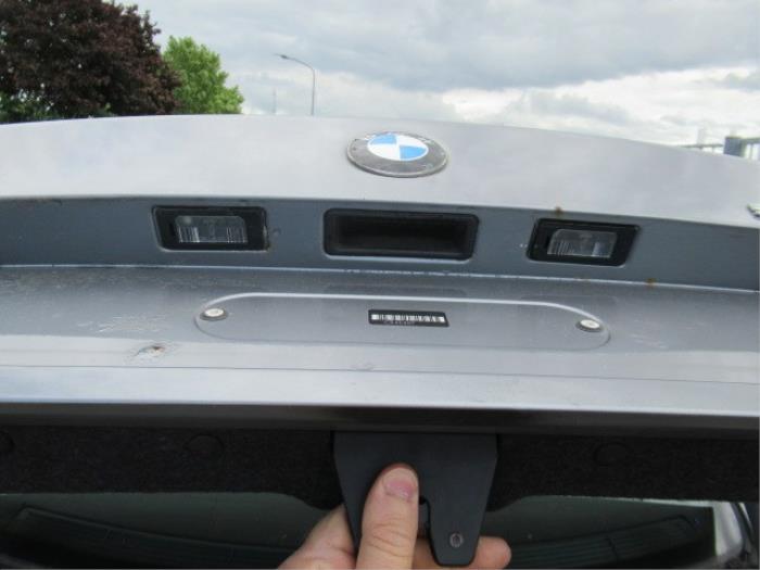Heckklappengriff van een BMW 5 serie (E60) 520d 16V Edition Fleet 2009