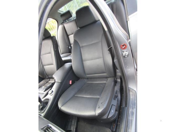 Lengüeta cinturón de seguridad izquierda delante de un BMW 5 serie (E60) 520d 16V Edition Fleet 2009