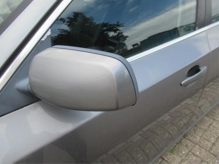 Uchwyt drzwi lewych przednich wersja 4-drzwiowa z BMW 5 serie (E60) 520d 16V Edition Fleet 2009