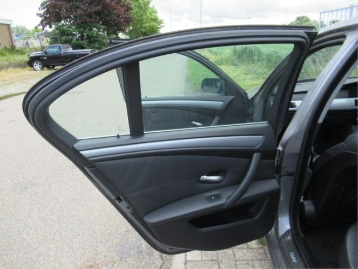Tapizado de puerta de 4 puertas izquierda detrás de un BMW 5 serie (E60) 520d 16V Edition Fleet 2009
