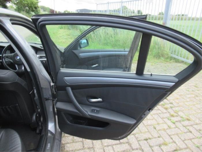Rear door handle 4-door, right from a BMW 5 serie (E60) 520d 16V Edition Fleet 2009