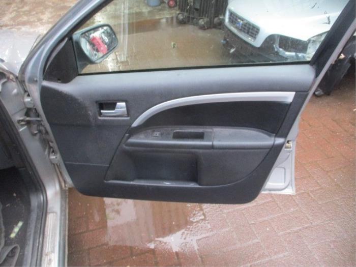Tapicerka drzwi prawych przednich wersja 4-drzwiowa z Ford Mondeo III Wagon 2.0 16V 2004