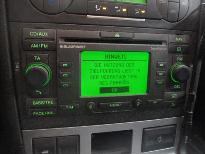 Radio CD player from a Ford Mondeo III Wagon 2.0 16V 2004