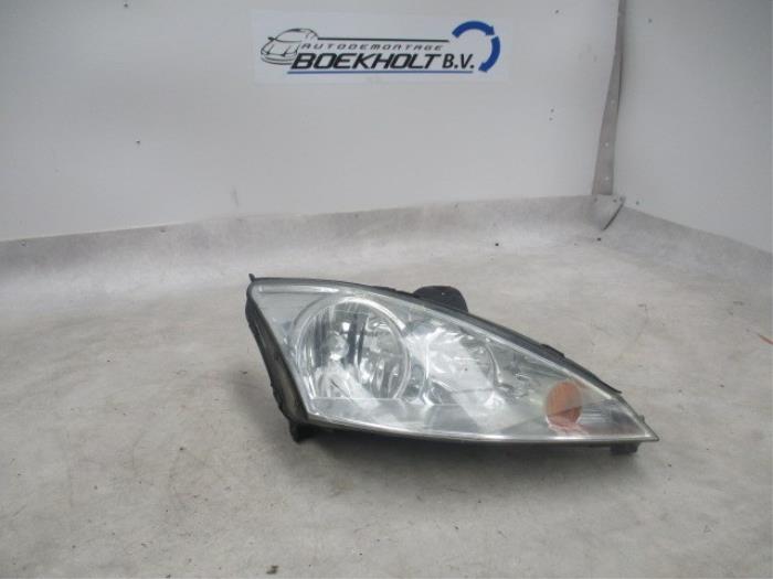 Headlight, right from a Ford Focus 1 Wagon 1.4 16V 2002