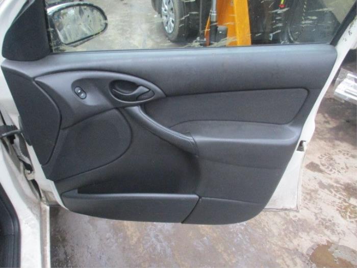 Tapicerka drzwi prawych przednich wersja 4-drzwiowa z Ford Focus 1 Wagon 1.4 16V 2002